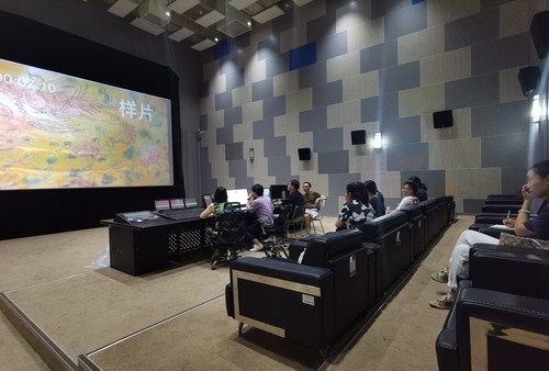 教师在混录棚进行业务培训.jpg